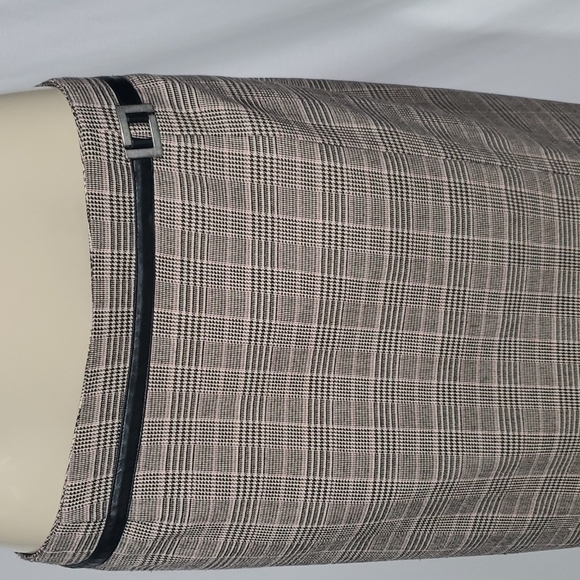 Midi skirt with front side split. Size 12 - Picture 4 of 13